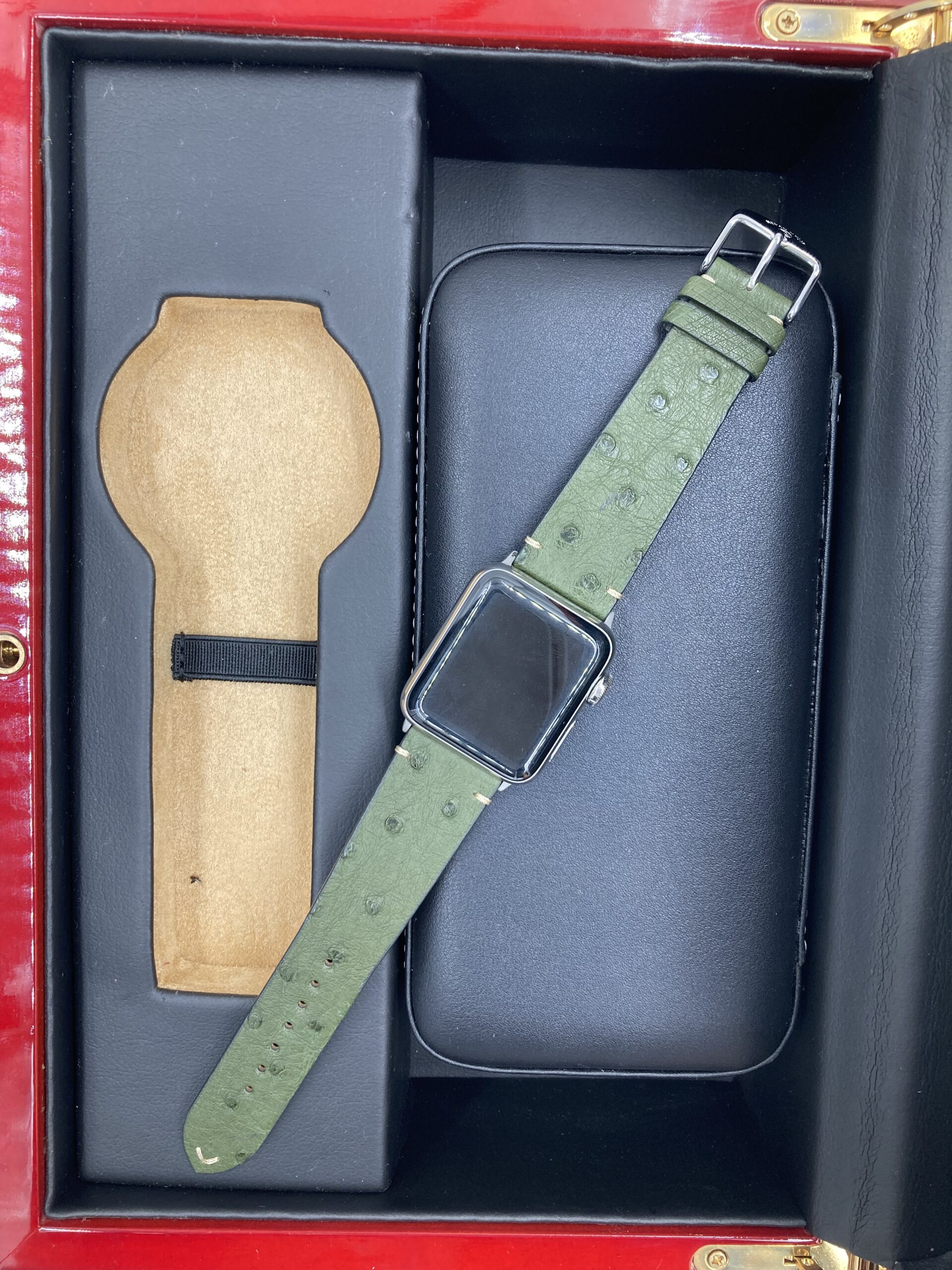 OSTRICH APPLE WATCH STRAP VINTAGE FLAT IN KOMBU GREEN